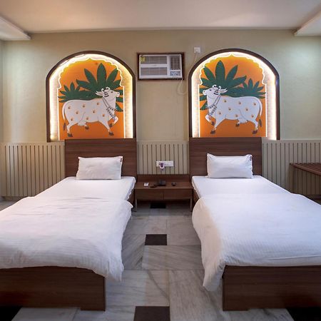Hotel Bhakti Dhama Vrindavan Bagian luar foto