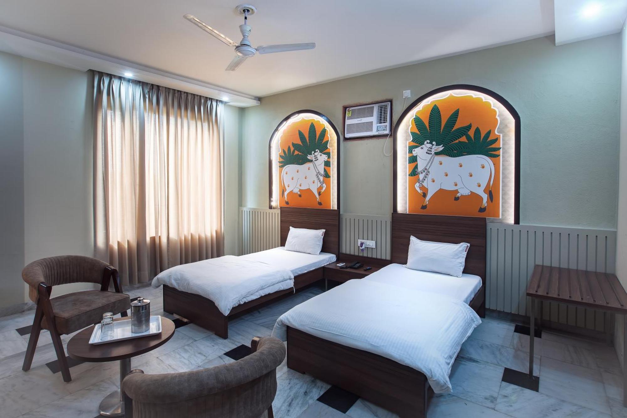 Hotel Bhakti Dhama Vrindavan Bagian luar foto