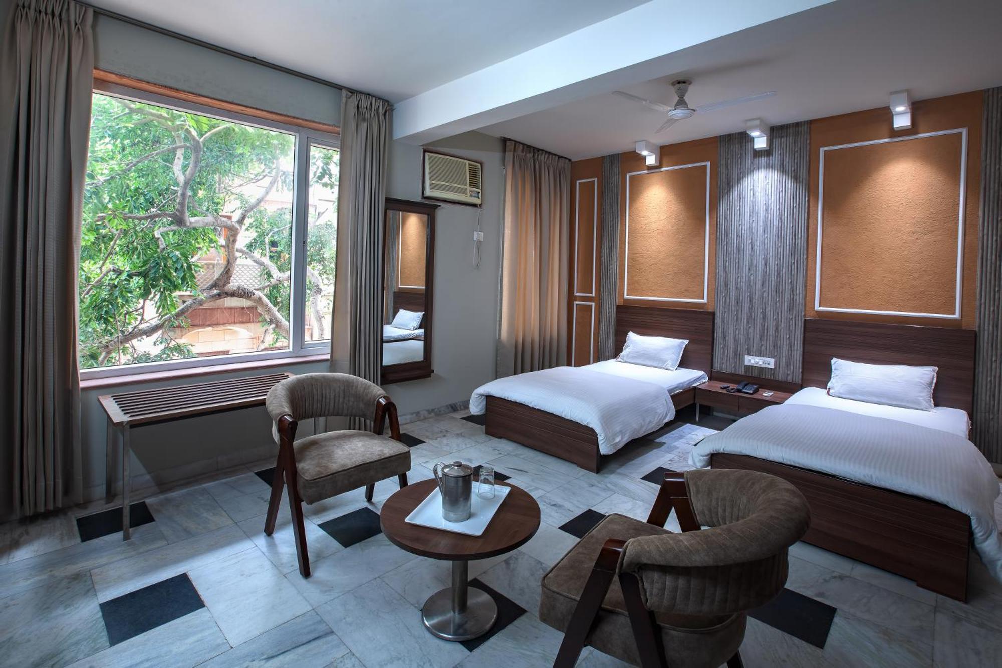 Hotel Bhakti Dhama Vrindavan Bagian luar foto