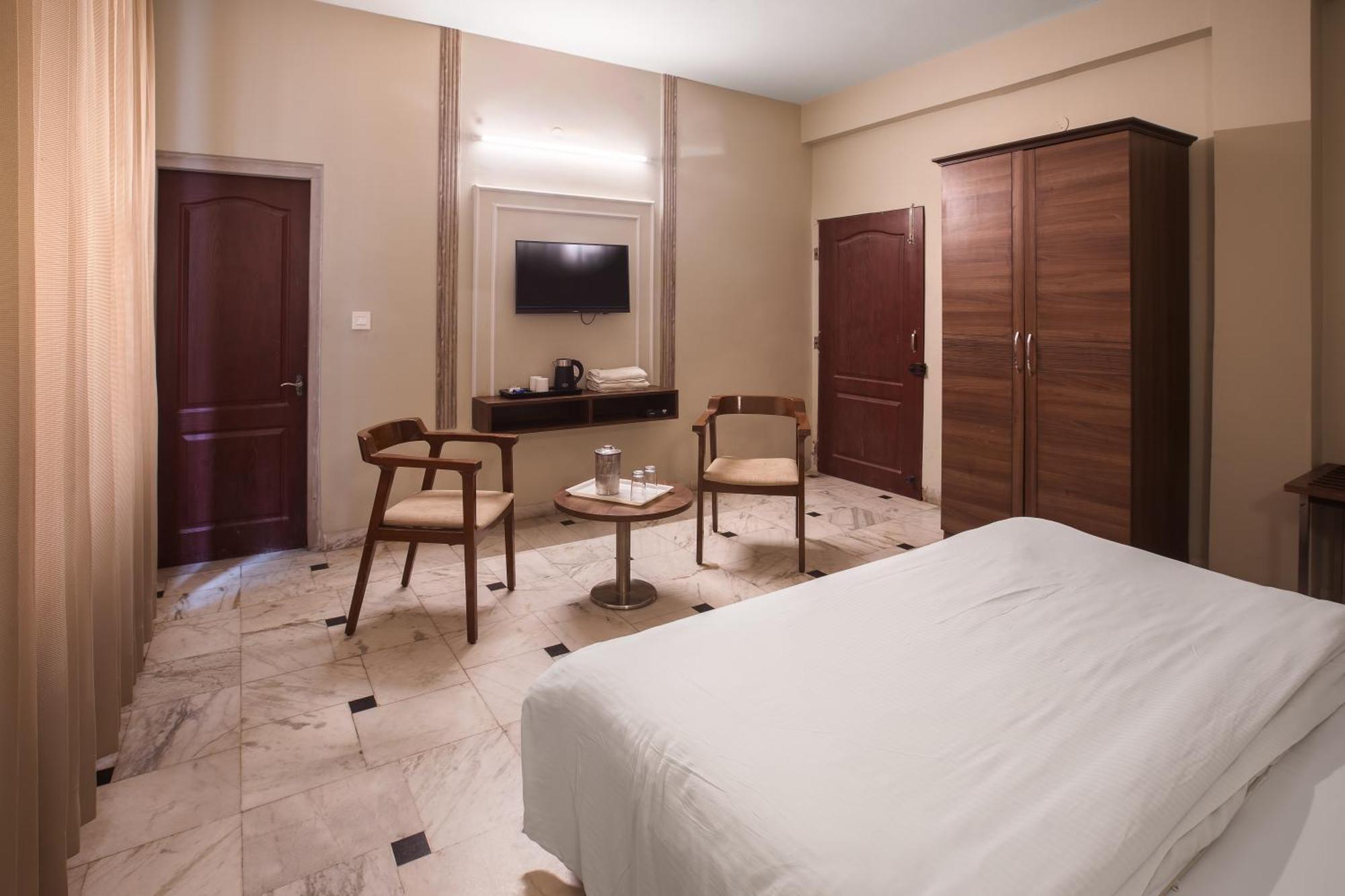 Hotel Bhakti Dhama Vrindavan Bagian luar foto