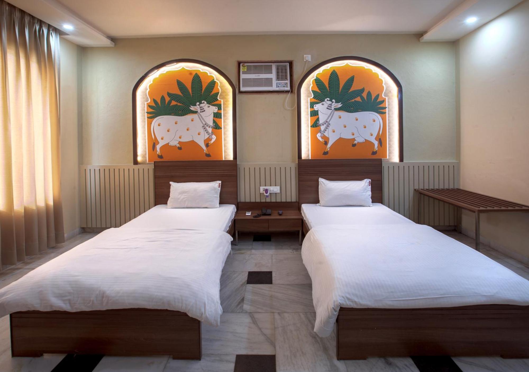 Hotel Bhakti Dhama Vrindavan Bagian luar foto