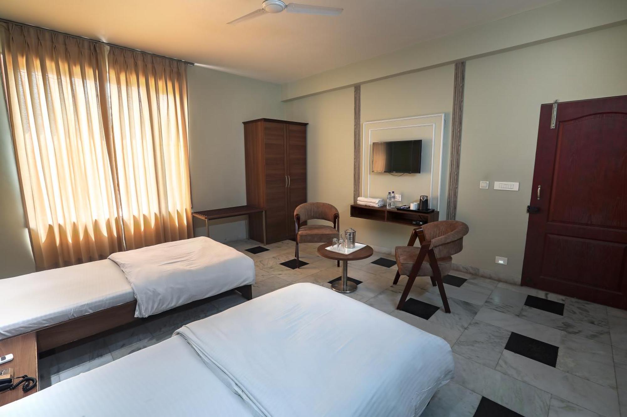 Hotel Bhakti Dhama Vrindavan Bagian luar foto