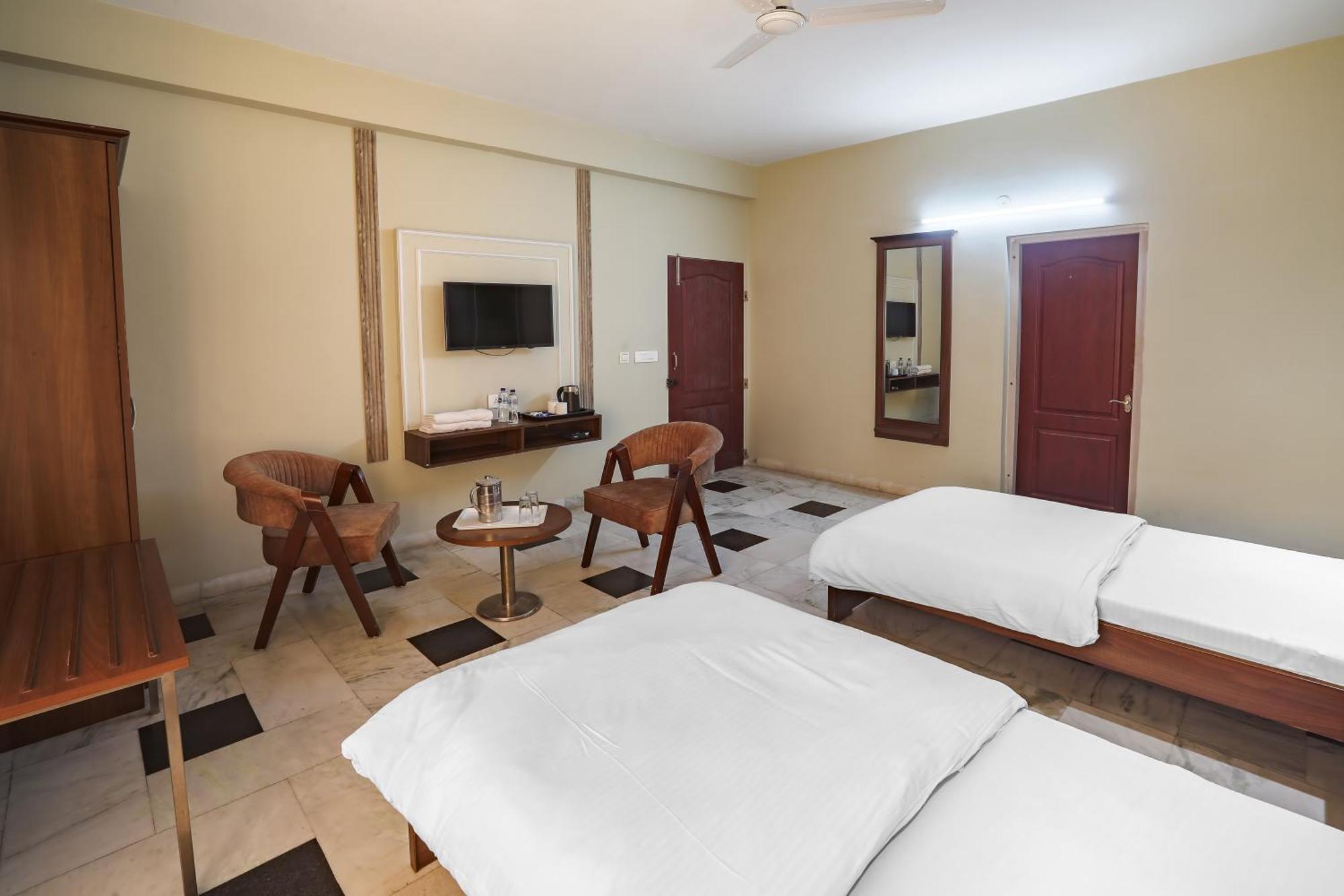Hotel Bhakti Dhama Vrindavan Bagian luar foto