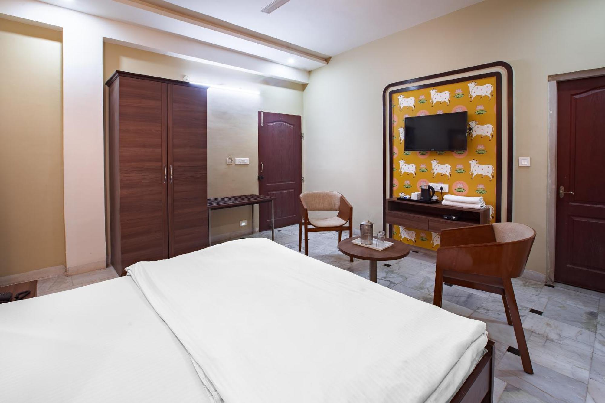 Hotel Bhakti Dhama Vrindavan Bagian luar foto