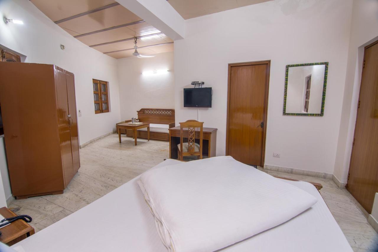 Hotel Bhakti Dhama Vrindavan Bagian luar foto
