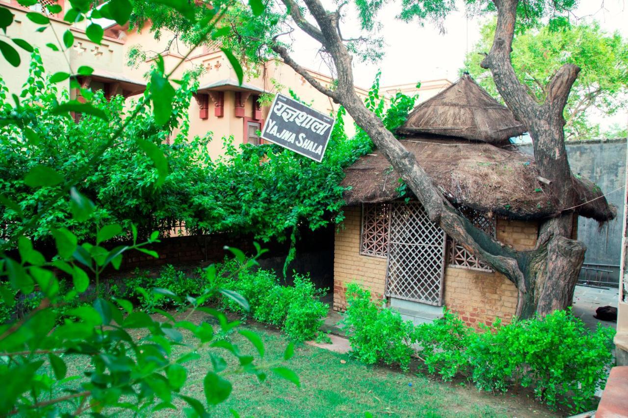 Hotel Bhakti Dhama Vrindavan Bagian luar foto